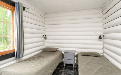 Villa Assi: Bois, Chambre, Dur, Lit, Tache De Bois, Cadre De Lit, Planche, Drap De Lit, Literie, Cabane En Rondins