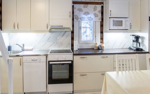 Linnanhelmi (Ent. Metsäpeura): Cuisine, Sol, Bois, Comptoir, Design Intérieur, Appareil De Cuisine, Meubles, Cabinetry, Sol, Principaux Appliance