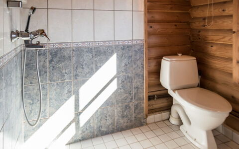 Kiimalammi: Sol, Luminaire Plomberie, Sol, Bois, Salle De Bains, Plomberie, Design Intérieur, Robinet, Pièce, Évier