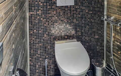 Minervahovi: Siège De Toilette, Toilette, Luminaire Plomberie, Sol, Salle De Bains, Sol, Tuile, Design Intérieur, Plomberie, Composite