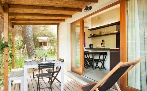 Deluxe: Propriété, Pièce, Bâtiment, Meubles, Design Intérieur, Maison, Immobilier, Table, Domicile, Plafond
