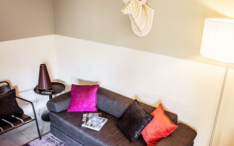 Deluxe: Propriété, Blanc, Lumière, Confort, Design Intérieur, Bois, Éclairage, Sol, Salon, Sol