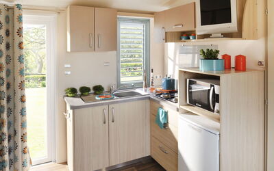 Venus 150.12: Cabinetry, Comptoir, Appareil De Cuisine, Bois, Cuisinière, Électroménager, Cuisine, Fenêtre, Evier, Design Intérieur