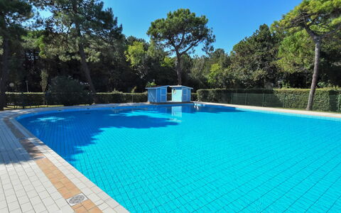Bibione 380: L'Eau, Propriété, Ciel, Piscine, Plante, Bleu Azur, Rectangle, Ombre, Arbre, Plan D'Eau