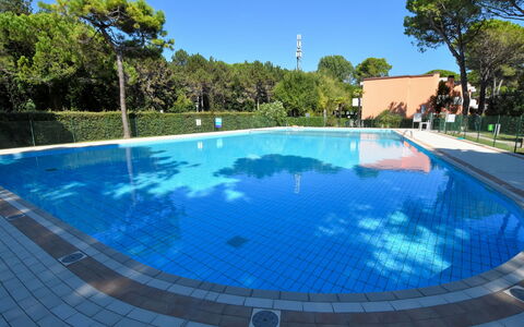 Bibione 380: L'Eau, Ciel, Jour, Piscine, Bleu, Plante, Arbre, Bâtiment, La Nature, Bleu Azur
