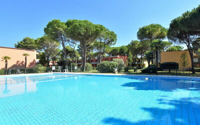 Bibione 380: L'Eau, Ciel, Bâtiment, Plante, Jour, Propriété, Piscine, Bleu Azur, Arbre, Ombre