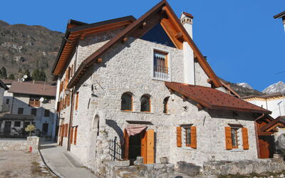 Barcis Lake 100: Propriété, Maison, Ville, Bâtiment, Village, Mur, Quartier, Architecture, Ciel, Toit