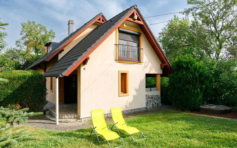 Albizia: Plante, Ciel, Propriété, Nuage, Fenêtre, Bâtiment, Maison, Lot Terre, Arbre, Jaune