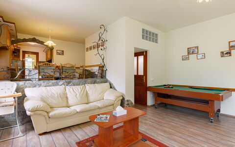 Albizia: Meubles, Table, Cadre, Propriété, Canapé, Bois, Éclairage, Orange, Design Intérieur, Bâtiment