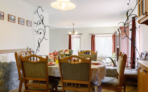 Albizia: Meubles, Propriété, Bâtiment, Table, Chaise, Décoration, Design Intérieur, Bois, Sol, Salon
