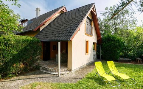 Albizia: Plante, Ciel, Propriété, Bâtiment, Fenêtre, Maison, Arbre, Architecture, Lot Terre, Nuage