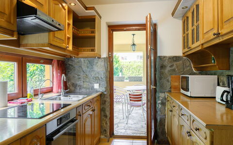Albizia: Cabinetry, Evier, Propriété, Comptoir, Évier, Appareil De Cuisine, Bois, Cuisine, Électroménager, Cuisinière