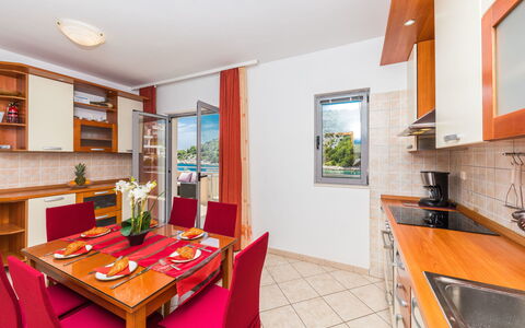 Villa Silvana: Propriété, Pièce, Bâtiment, Immobilier, Meubles, Design Intérieur, Maison, Cuisine, Table, Salle À Manger