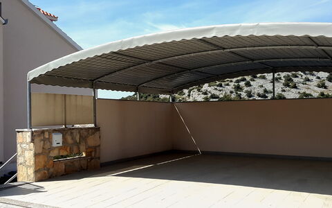 Villa Silvana: Ciel, Nuage, Ombre, Surface De La Route, Asphalte, Composite, Teintes Et Ombres, Toit, Façade, Design Urbain