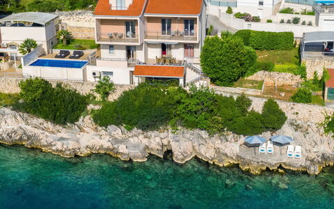 Villa Silvana: L'Eau, Bâtiment, Fenêtre, Plante, Bleu Azur, Maison, Arbre, Design Urbain, Cotiers Et Relief Océaniques, Cours D'Eau