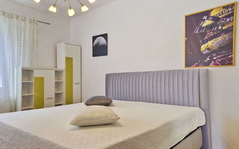 Bila Vila: Lit, Meubles, Chambre, Literie, Drap De Lit, Design Intérieur, Bois, Linge, Sol, Sol