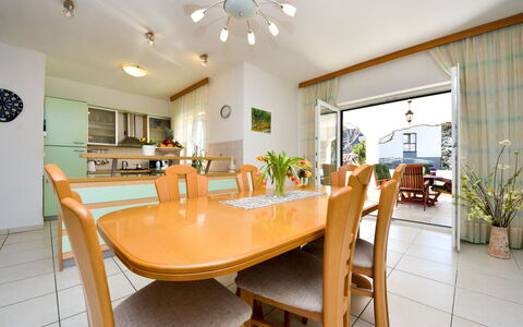 Bila Vila: Pièce, Propriété, Salle À Manger, Immobilier, Meubles, Design Intérieur, Bâtiment, Plafond, Table, Maison