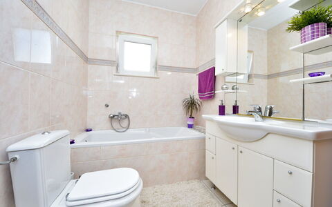 Bila Vila: Salle De Bains, Propriété, Violet, Pièce, Design Intérieur, Immobilier, Architecture, Luminaire Plomberie, Bâtiment, Tuile