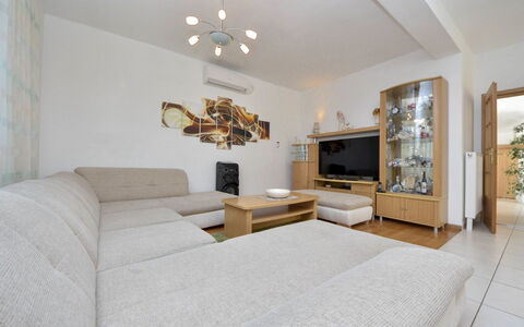 Bila Vila: Cadre, Canapé, Meubles, Bois, Salon, Confort, Éclairage, Bâtiment, Design Intérieur, Plante D'Appartement