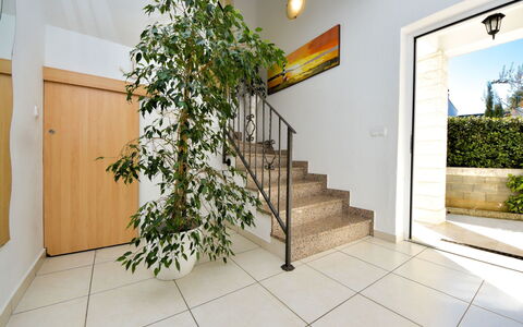 Bila Vila: Propriété, Immobilier, Sol, Pièce, Bâtiment, Mur, Maison, Domicile, Design Intérieur, Architecture