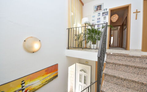 Bila Vila: Propriété, Pièce, Maison, Immobilier, Jaune, Mur, Domicile, Design Intérieur, Sol, Bâtiment
