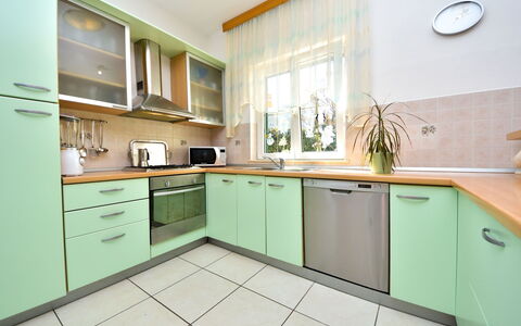 Bila Vila: Propriété, Pièce, Cabinetry, Meubles, Cuisine, Vert, Design Intérieur, Jaune, Comptoir, Immobilier