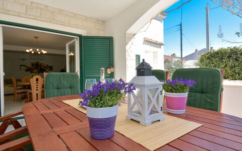 Bila Vila: Propriété, Plate-Forme, Bleu, Pièce, Immobilier, Sol, Design Intérieur, Balcon, Dur, Meubles
