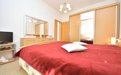 Bila Vila: Chambre, Lit, Meubles, Drap De Lit, Pièce, Propriété, Matelas, Literie, Design Intérieur, Sol