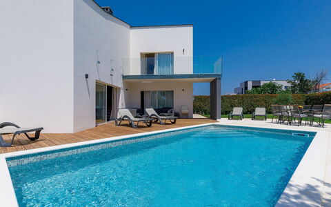 Lana: L'Eau, Propriété, Ciel, Plante, Piscine, Bleu Azur, Bleu, Bâtiment, Ombre, Chaise