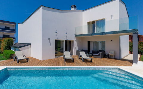Lana: L'Eau, Plante, Ciel, Bâtiment, Propriété, Piscine, Bleu Azur, Bleu, Ombre, Design Intérieur