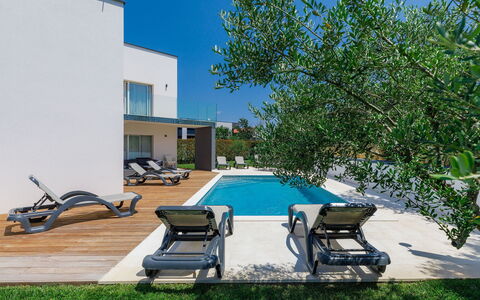 Lana: Propriété, L'Eau, Bâtiment, Meubles, Piscine, Bleu Azur, Ciel, Plante, Mobilier De Jardin, Balancelle