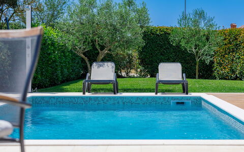 Lana: L'Eau, Ciel, Plante, Propriété, Piscine, Vert, Bleu Azur, Bleu, Ombre, Rectangle