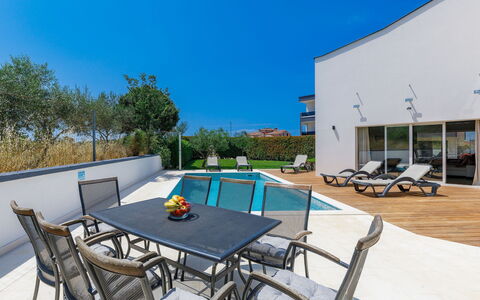 Lana: Table, Ciel, Meubles, Chaise, Bleu Azur, Tableau De Plein Air, Mobilier De Jardin, Ombre, Piscine, Bâtiment