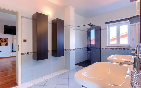 Lana: Miroir, Robinet, Bâtiment, Évier, Luminaire Plomberie, Bois, Salle De Bains, Fenêtre, Sol, Sol