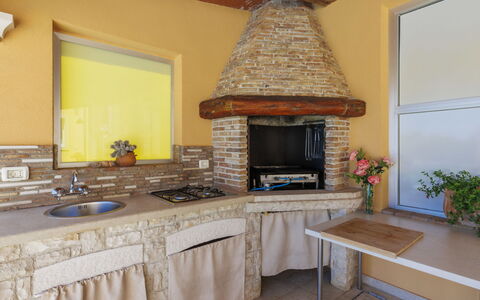 Licardo: Propriété, Meubles, Cabinetry, Comptoir, Table, Plante, Bois, Design Intérieur, Éclairage, Cuisine