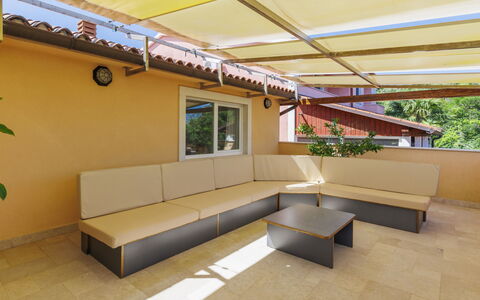 Licardo: Propriété, Canapé, Bâtiment, Bois, Plante, Ombre, Canapé-Lit, Salon, Sol, Sol