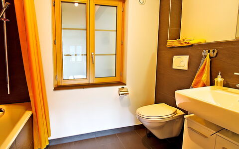 Egggraben: Salle De Bains, Pièce, Propriété, Jaune, Design Intérieur, Sol, Bâtiment, Luminaire Plomberie, Armoire De Toilette, Maison