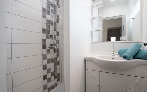 Grau Village: Miroir, Cabinetry, Évier, Salle De Bains, Design Intérieur, Luminaire Plomberie, Robinet, Architecture, Bâtiment