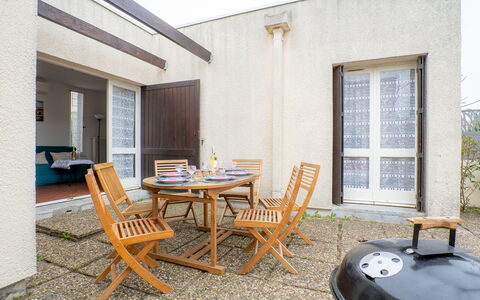 Grau Village: Table, Meubles, Propriété, Plante, Chaise, Fenêtre, Ombre, Bois, Design Intérieur, Mobilier De Jardin