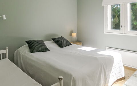 Suvela: Lit, Chambre, Design Intérieur, Literie, Sol, Sol, Drap De Lit, Bois, Linge, Meubles
