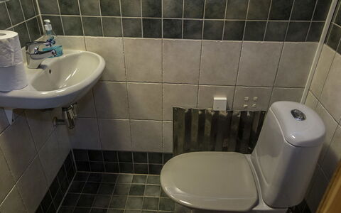 Tahkonbalju: Salle De Bains, Siège De Toilette, Luminaire Plomberie, Sol, Toilette, Sol, Design Intérieur, Tuile, Lavabo, Plomberie