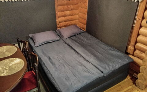 Erätorsa: Bois, Chambre, Sol, Lit, Drap De Lit, Sol, Meubles, Literie, Pièce, Cadre De Lit