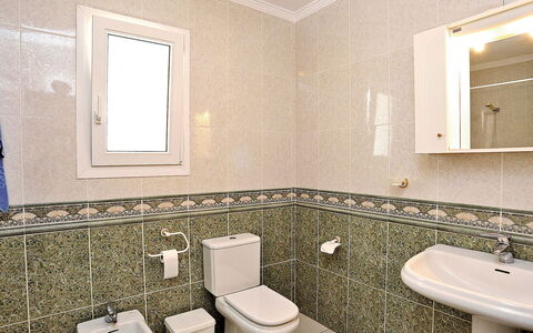 Montemar: Miroir, Luminaire Plomberie, Propriété, Robinet, Lavabo, Évier, Blanc, Salle De Bains, Bâtiment, Noir