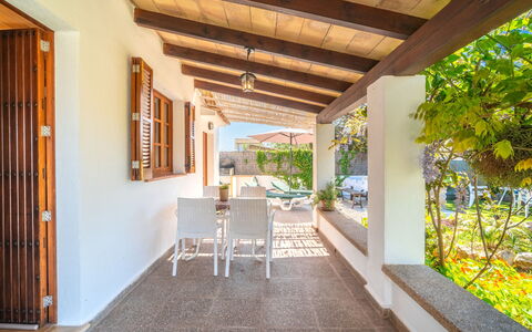 Can Niu: Sol, Sol, Domicile, Plafond, Porte, Porche, Ombre, Tache De Bois, Biens, Plante D'Appartement