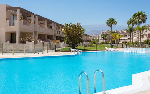 La Tejita: L'Eau, Ciel, Piscine, Bâtiment, Bleu Azur, Plante, Arbre, Mobilier De Jardin, Condominium, Station Balnéaire