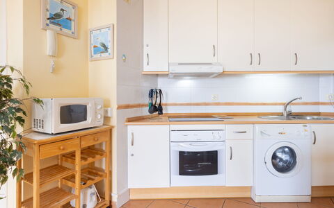 La Tejita: Cabinetry, Propriété, Comptoir, Électroménager, Cuisinière, Cuisine, Bois, Appareil De Cuisine, Design Intérieur, Sol