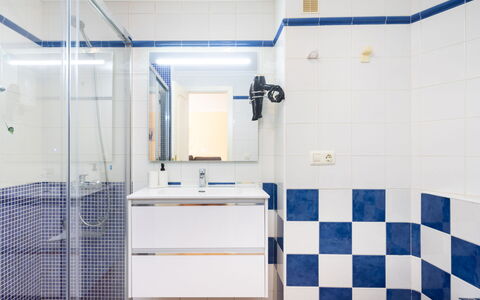 La Tejita: Luminaire Plomberie, Miroir, Robinet, Rectangle, Violet, Sol, Bâtiment, Sol, Maison, Salle De Bains