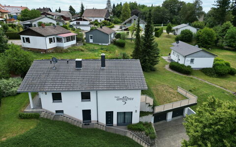 Ambiente: Plante, Bâtiment, Propriété, Fenêtre, Nuage, Ciel, Arbre, Maison, Lot Terre, Biome