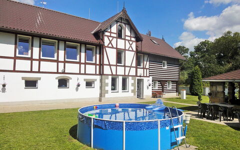 Sezímky: Nuage, Ciel, Bâtiment, Plante, Fenêtre, Lot Terre, Maison, Herbe, Arbre, Loisir