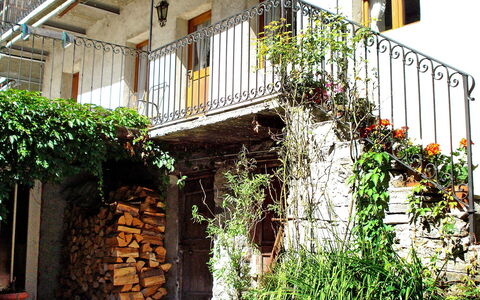 Vergeletto 100: Plante, Bâtiment, Fenêtre, Maison, Végétation, Escaliers, Herbe, Bois, Zone Résidentielle
